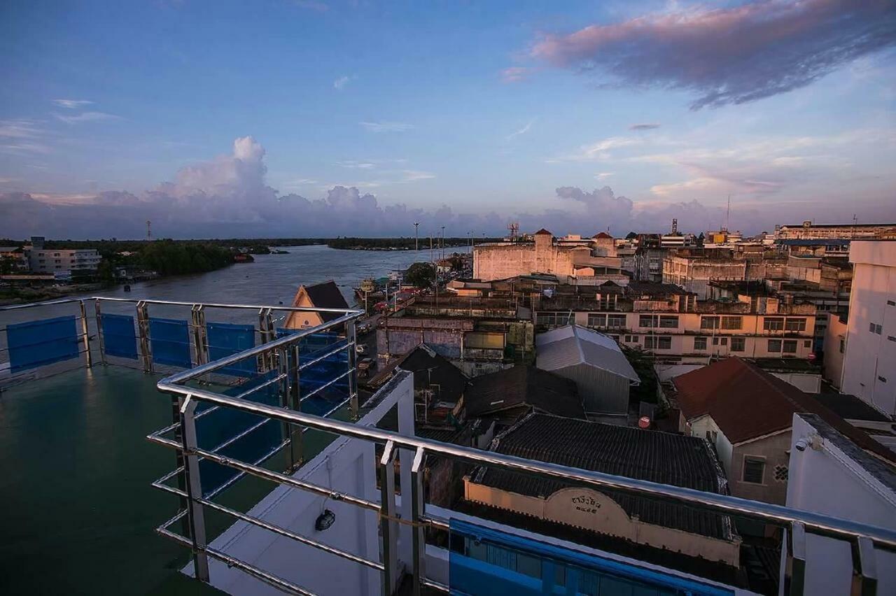 The Port Hostel Surat Thani Exteriör bild